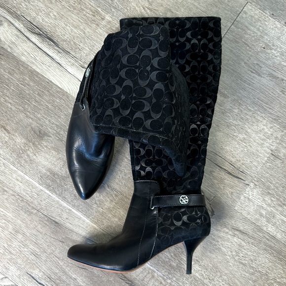 🎩 Coach pointed toe black boots size 6 embossed - Picture 2 of 11